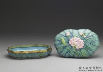 图片[3]-Lotus-leaf-shaped copper case in painted enamels, Qianlong reign(1736-1795), Qing dynasty-China Archive